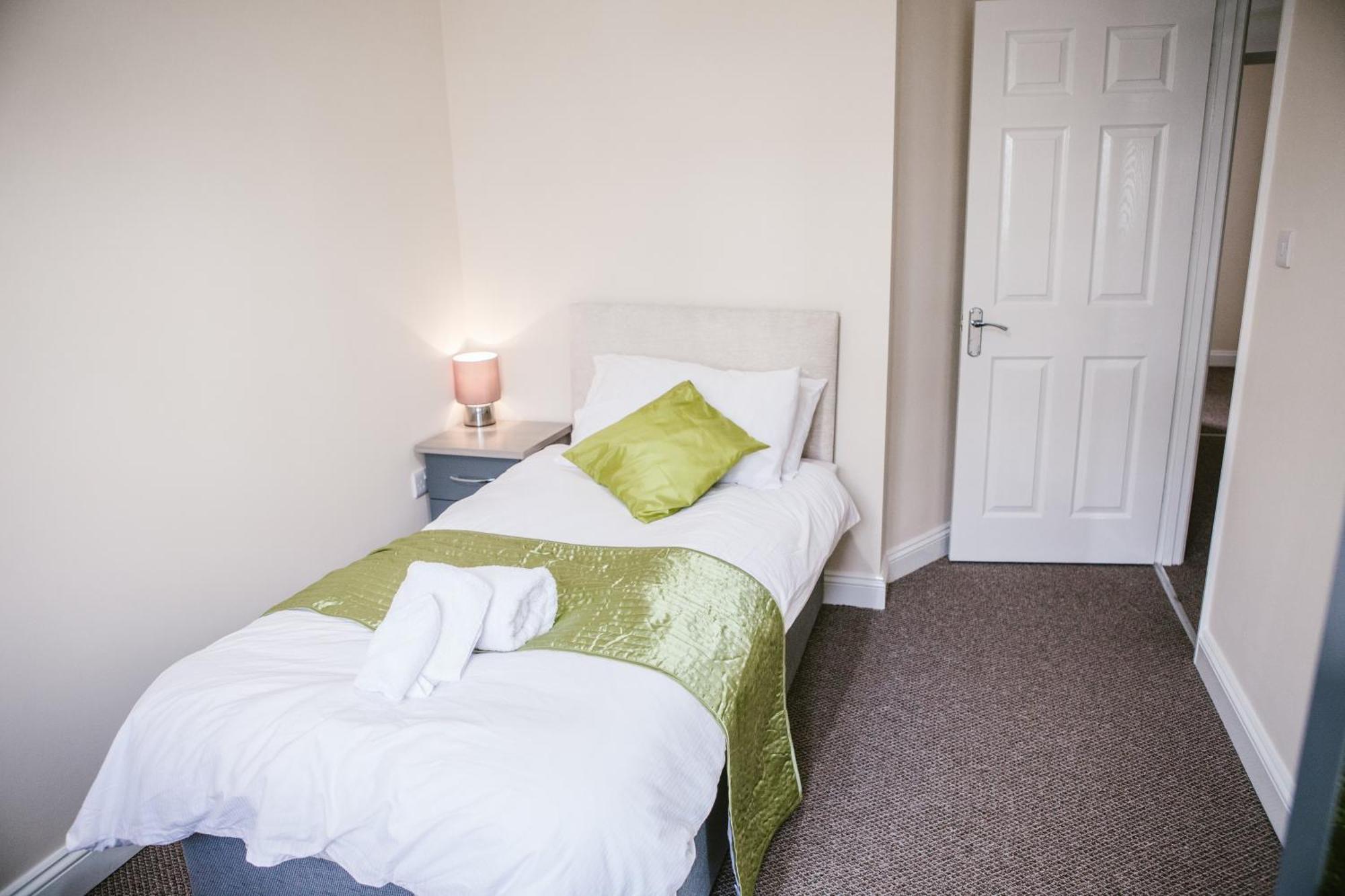 Millfields 3 Bedroom House Near Centre With Private Parking * Plymouth